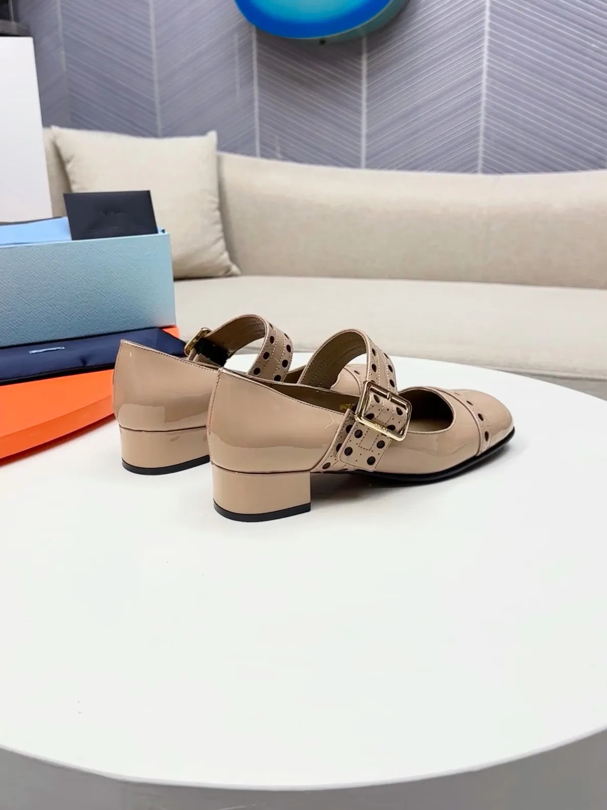 👟👟Ex-factory price 600👟👟🛒…………PRADA 2025 series loafers! At first glance, it looks both classic and versatile! No need to worry about the texture and feel of your feet! 🕳️🕳️🕳️ ____________________✍️ The simple combination is very eye-catching and atmospheric. I sincerely recommend you to buy it! Extremely versatile! Its square toe design is suitable for all kinds of female foot shapes and can be easily controlled. It is comfortable on the foot and does not squeeze the foot. The soul of the whole pair of shoes is the bias-cut design! The craftsmanship of this shoe upper is not easy to make. It seems to be quite simple, but it is much more expensive than making boots and has a high scrapability! ●━━━━━━───── Upper: imported soft cow patent leather ●━━━━━━───── Lining: silk lambskin, fine and firm leather, very soft and breathable ●━━━━━━───── Outsole: Imported Italian genuine leather outsole ➕Forefoot injection molding, high-grade and non-slip ●━━━━━━───── Heel height: 4.5cm ●━━━━━━───── Warm reminder: This shoe is an authentic sole series and you must pay attention to precautions when trying it on. Returns and exchanges are not supported if there are marks on the outsole. You can change the size and style within 15 days. Unconditional returns are not supported. Thank you for your support🙏🙏Happy cooperation.
